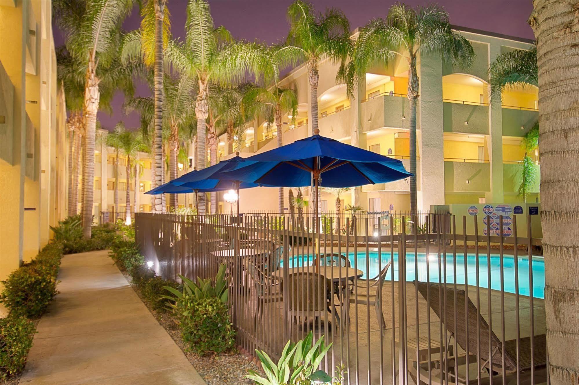 Hotel D'Lins Ontario Airport Exterior foto